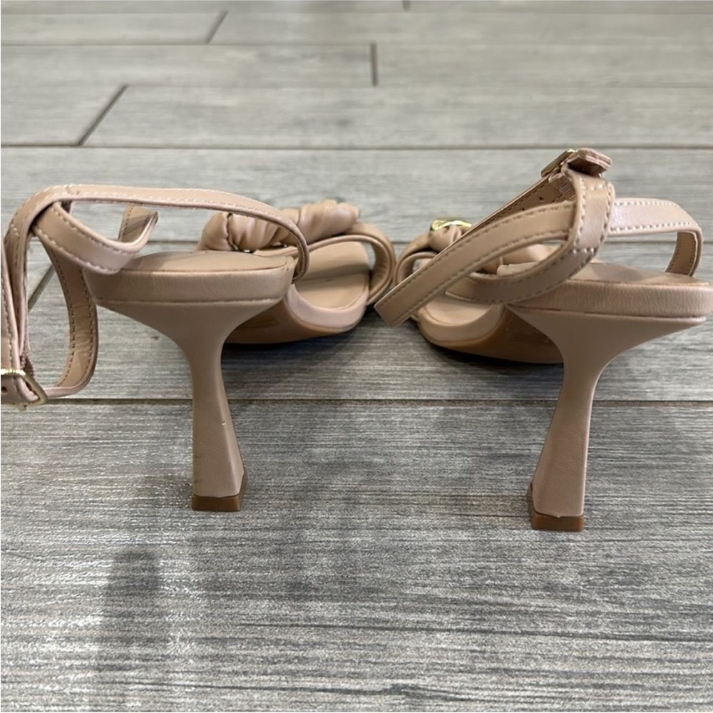 Nordstrom Beige Heels with Gold Chain - New Without Box - Picture 5 of 7